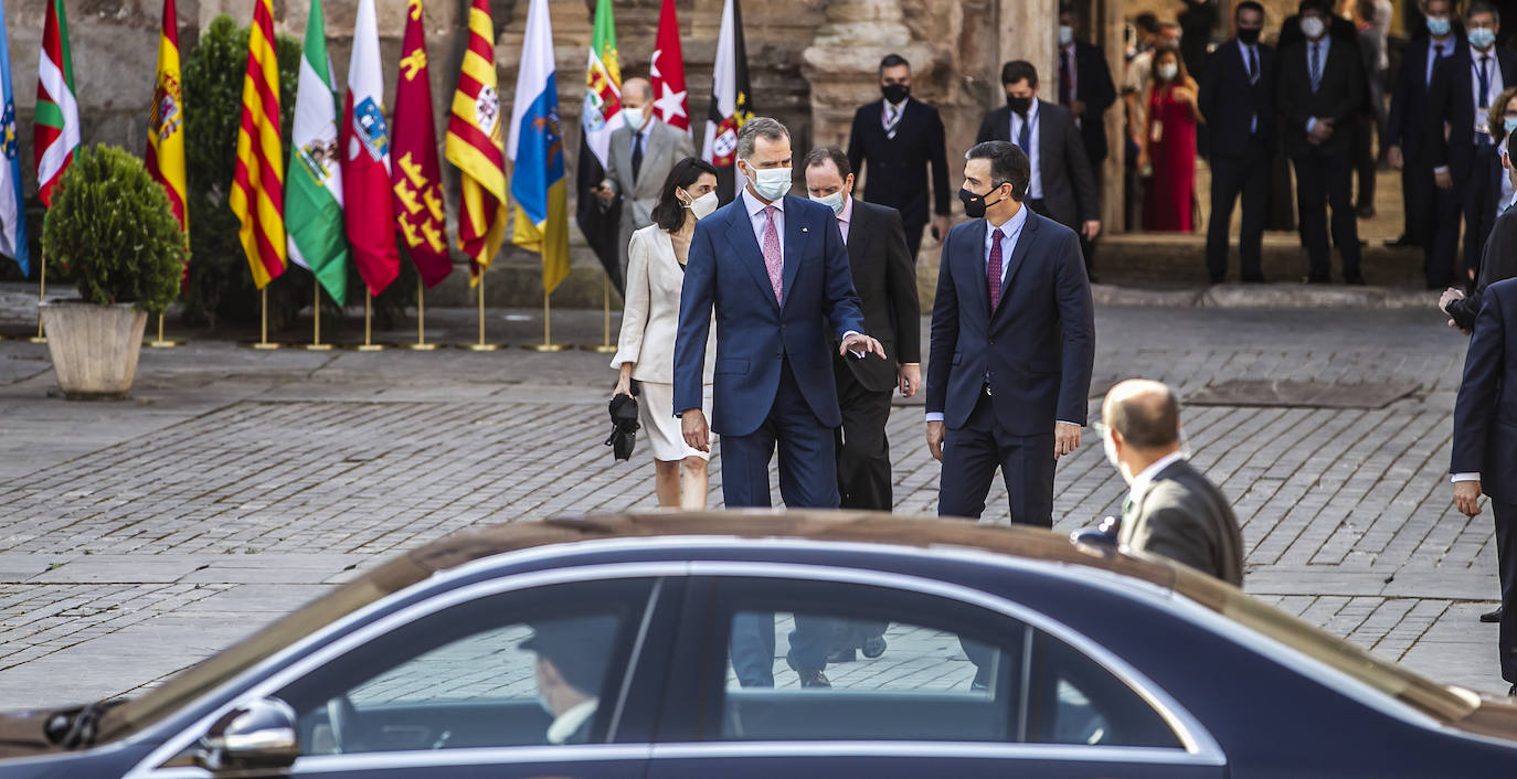 Felipe VI ha saludado a la gente que le ha dado la bienvenida, así como a cada uno de los políticos de la Conferencia de Presidentes