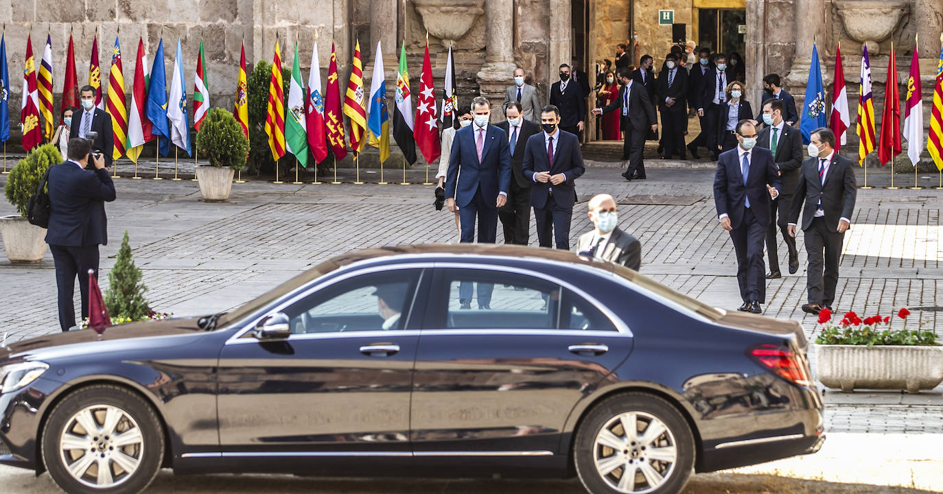 Felipe VI ha saludado a la gente que le ha dado la bienvenida, así como a cada uno de los políticos de la Conferencia de Presidentes