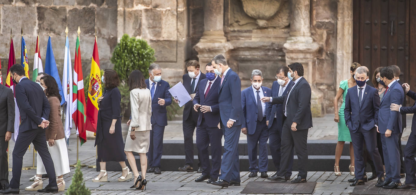 Felipe VI ha saludado a la gente que le ha dado la bienvenida, así como a cada uno de los políticos de la Conferencia de Presidentes