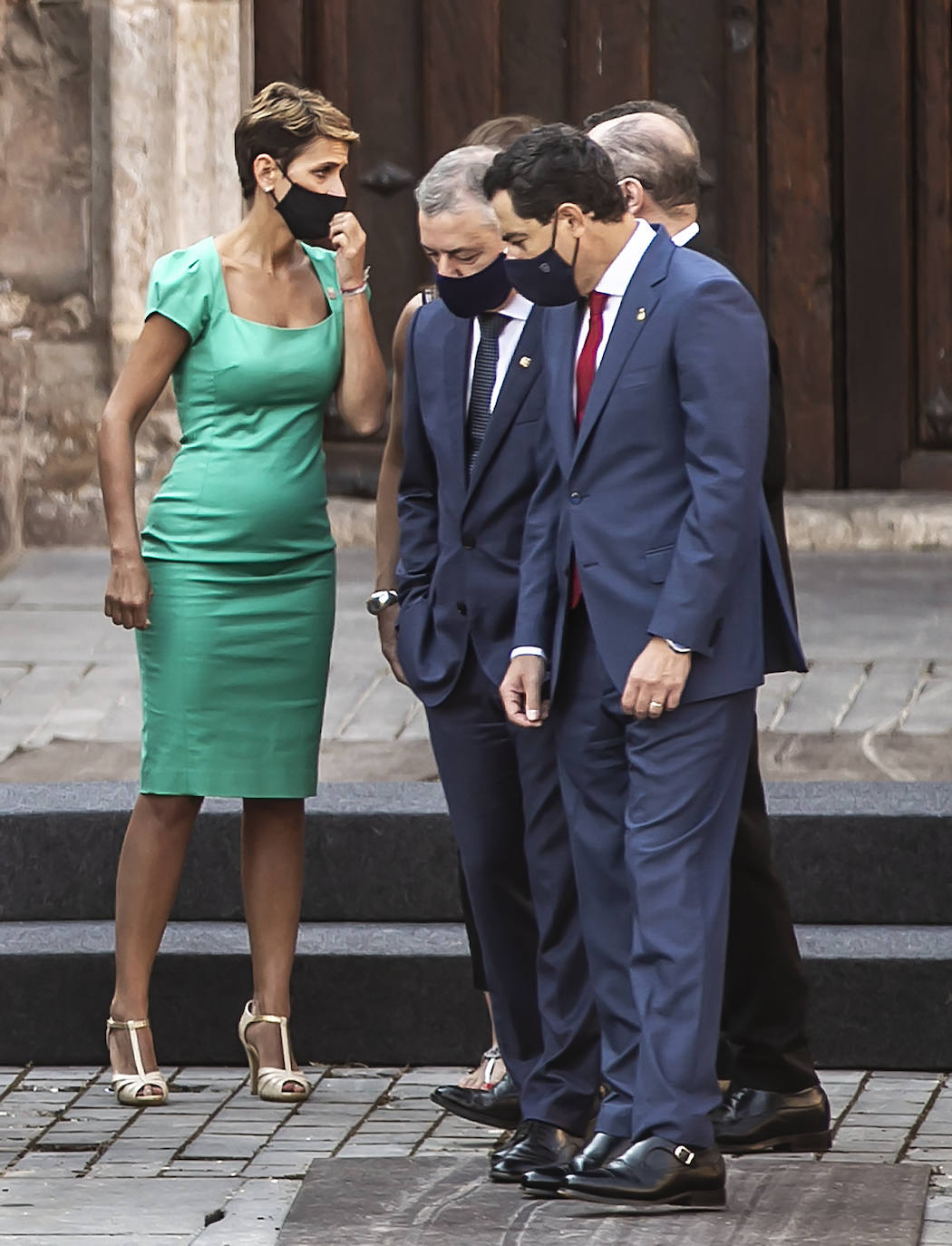 Felipe VI ha saludado a la gente que le ha dado la bienvenida, así como a cada uno de los políticos de la Conferencia de Presidentes