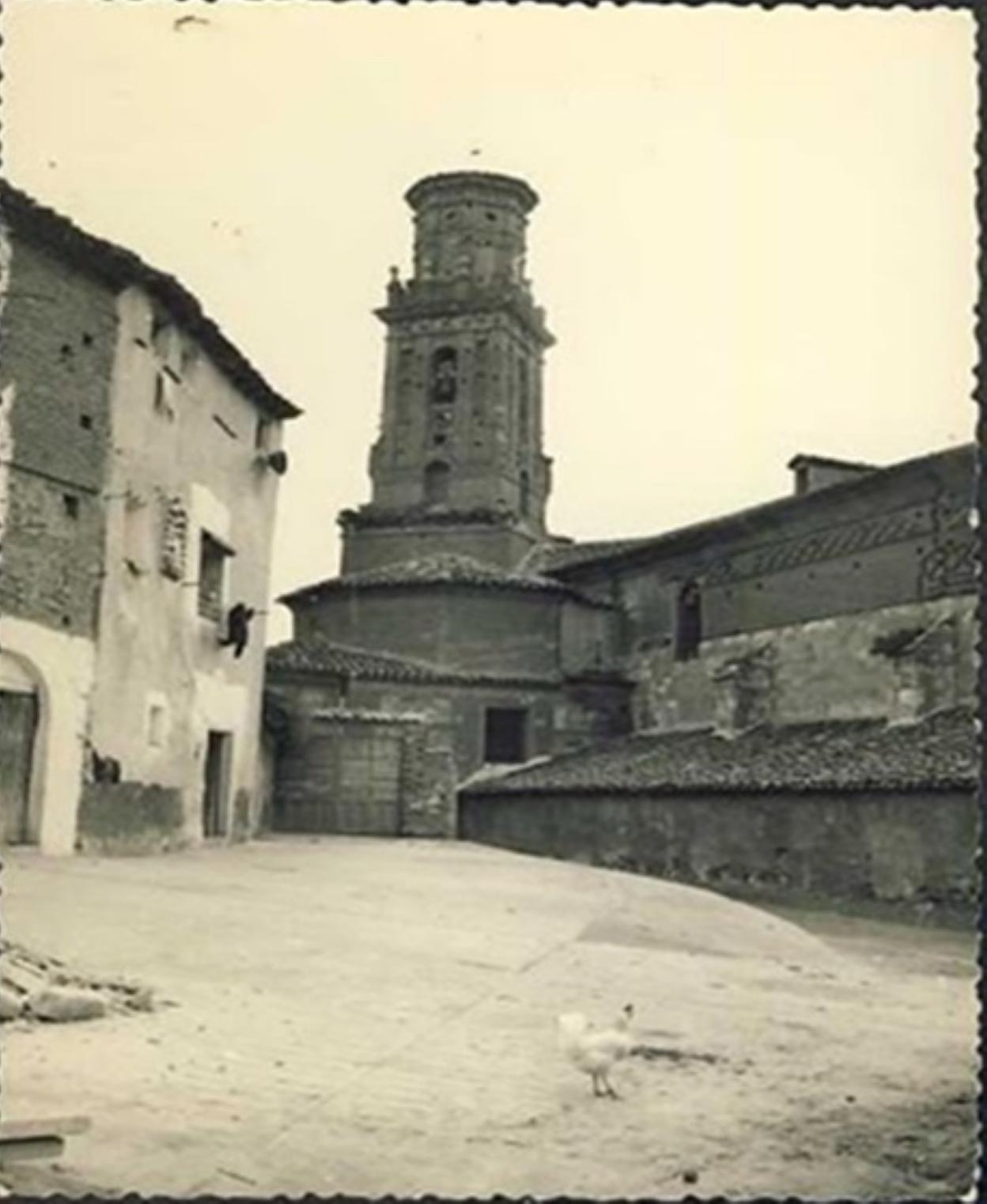 La torre antes de su remodelación, sin el remate de acero. 