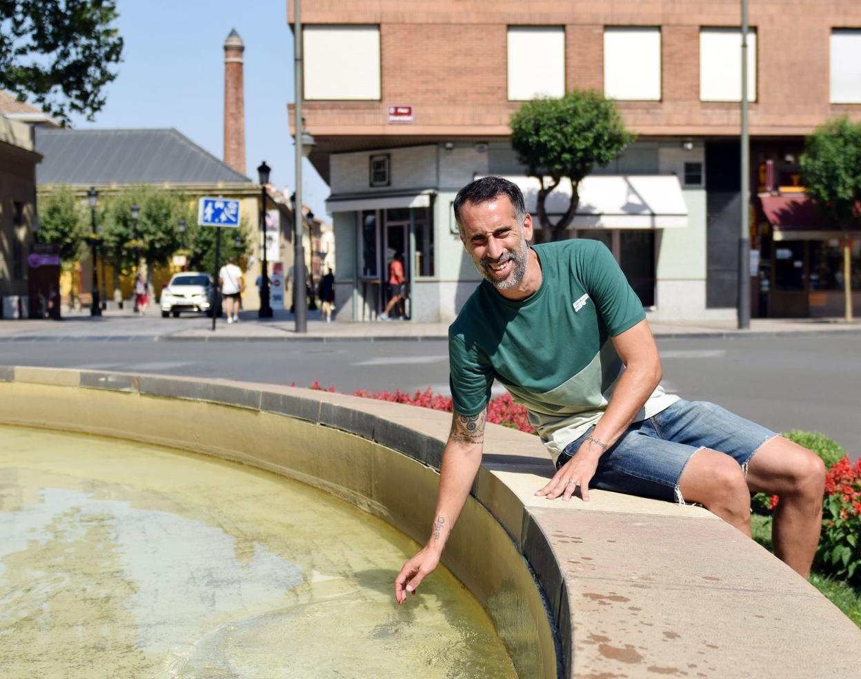 Miguel Martínez de Corta posa en la fuente de Murrieta, escenario de festejos importantes como son los ascensos. Era la fotografía que quería para este día.