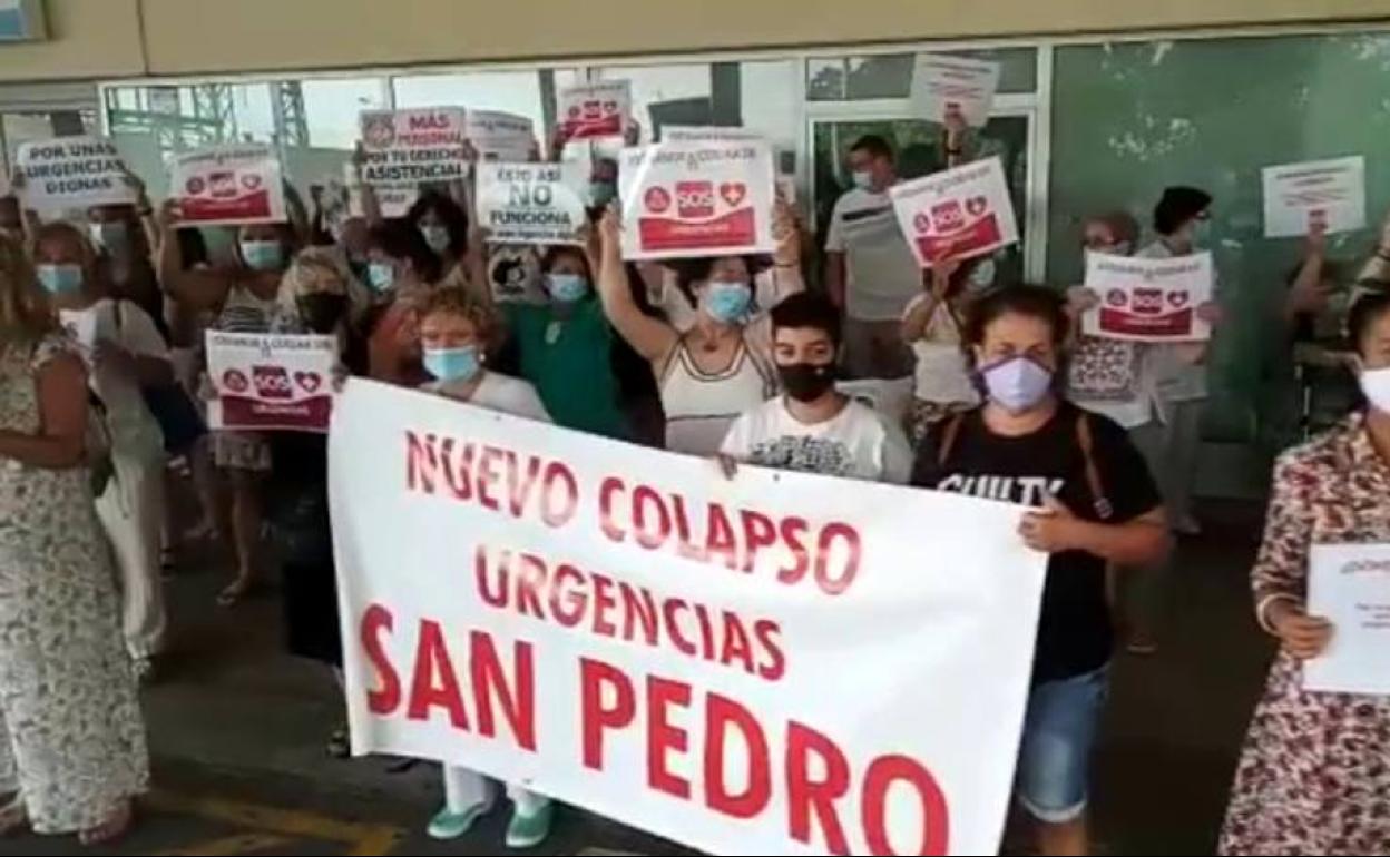 Los trabajadores de Urgencias no renuncian a seguir concentrándose por «un servicio digno»