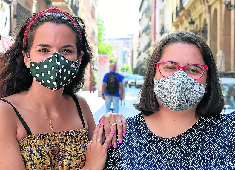 Verónica Martínez y Noelia Ortega son las responsables de la marca riojana Slika, que confecciona mascarillas de diseño y patrón propios. 