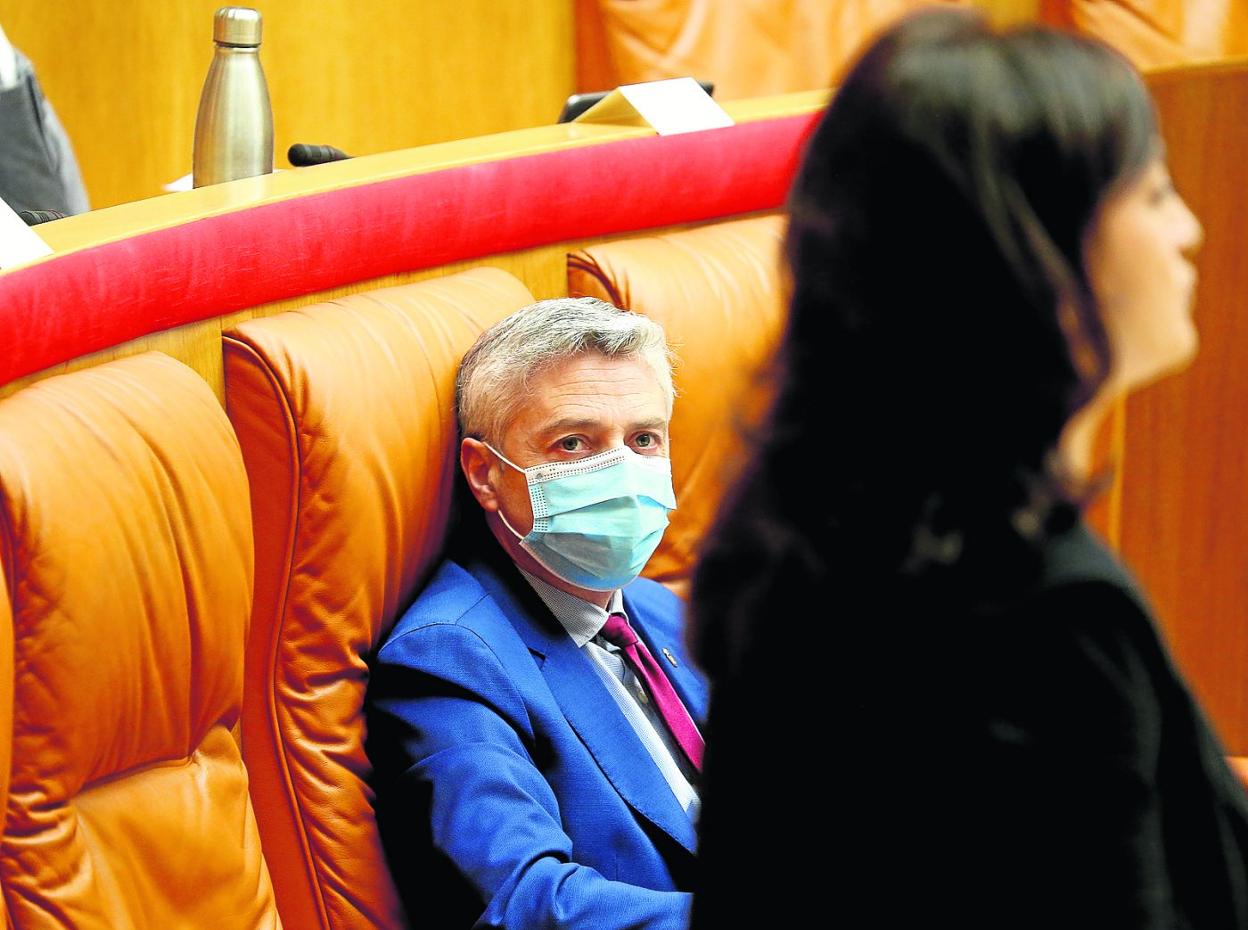 Ocón observa a Andreu durante una sesión en el Parlamento. 