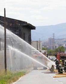 Imagen secundaria 2 - Controlado el incendio en una fábrica de barnices de Oyón