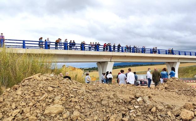 El puente, a cuyos pies se localiza la necrópolis, registró un continuo trasiego durante el fin de semana, especialmente. Entre semana también recibe a muchos visitantes. 