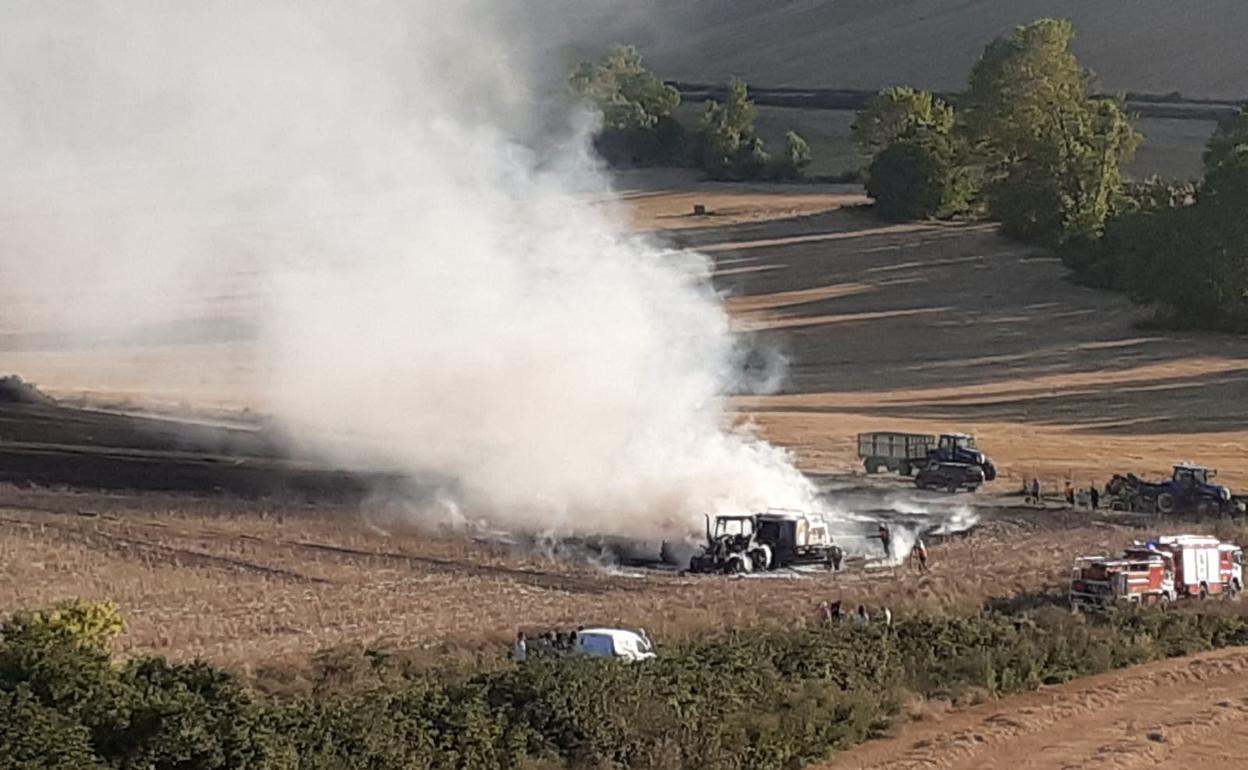 Controlado un incendio agrícola en Grañón al arder una enfardadora