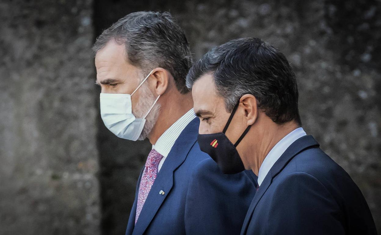 Felipe VI y Pedro Sánchez pasean juntos antes de la Conferencia de Presidente del pasado viernes en el monasterio riojano de San Millán de la Cogolla.