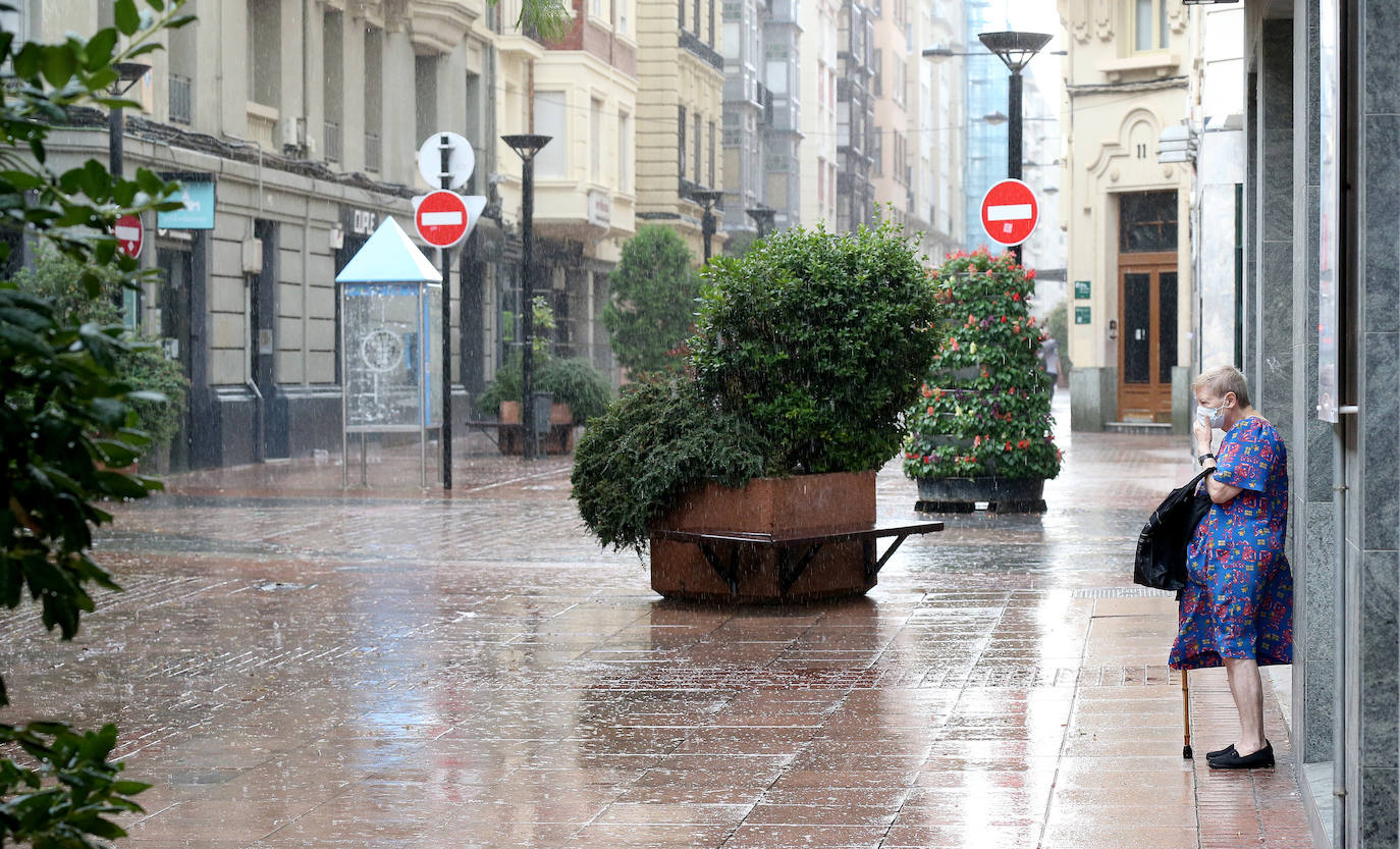 La lluvia ha caído en distintos momentos de este viernes en el que los termómetros llevaban a los ciudadanos a buscar la sombra en distintos rincones de la ciudad de Logroño