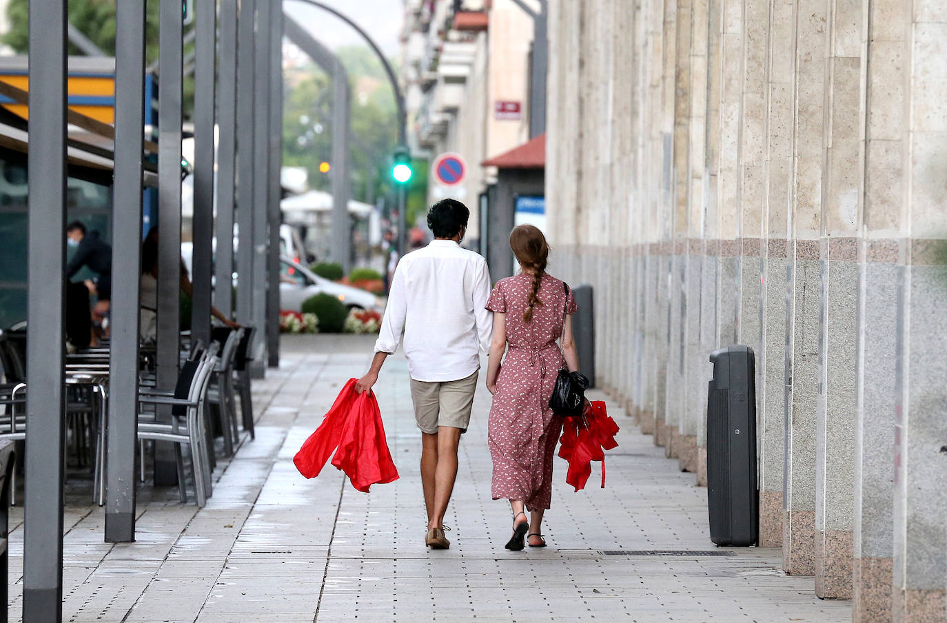 La lluvia ha caído en distintos momentos de este viernes en el que los termómetros llevaban a los ciudadanos a buscar la sombra en distintos rincones de la ciudad de Logroño