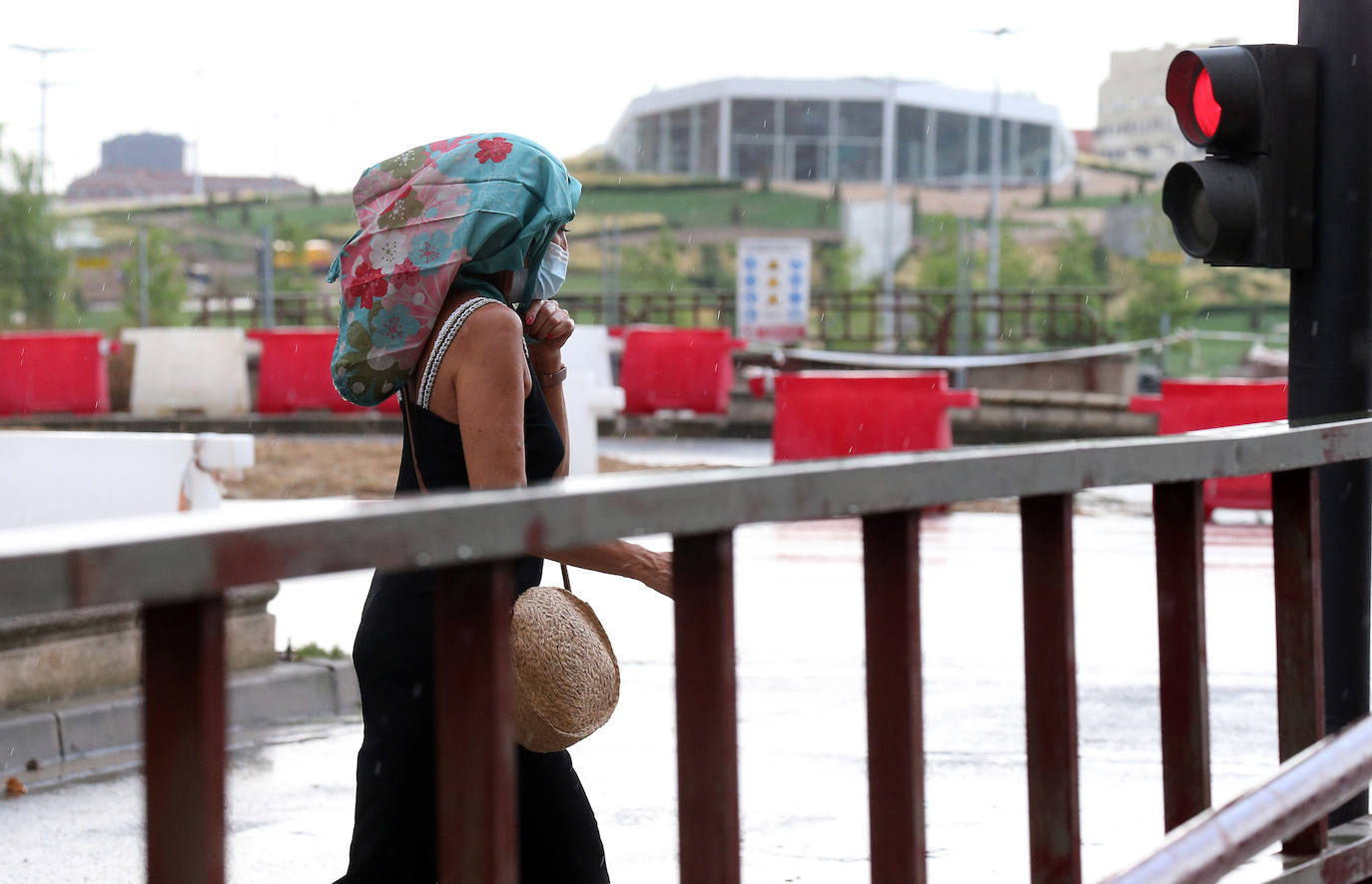 La lluvia ha caído en distintos momentos de este viernes en el que los termómetros llevaban a los ciudadanos a buscar la sombra en distintos rincones de la ciudad de Logroño