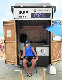 Imagen secundaria 2 - Arriba, terrazas en el paseo marítimo. En medio, Palacio de Narros. Abajo, contador de bañistas en la playa.