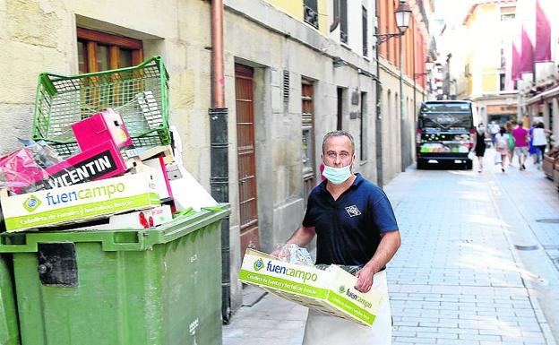 Imagen principal - El nuevo plan de recogida de residuos del Casco Histórico de Logroño analiza la problemática, calle por calle, dado que cada una presenta unas particularidades en función de sus dimensiones