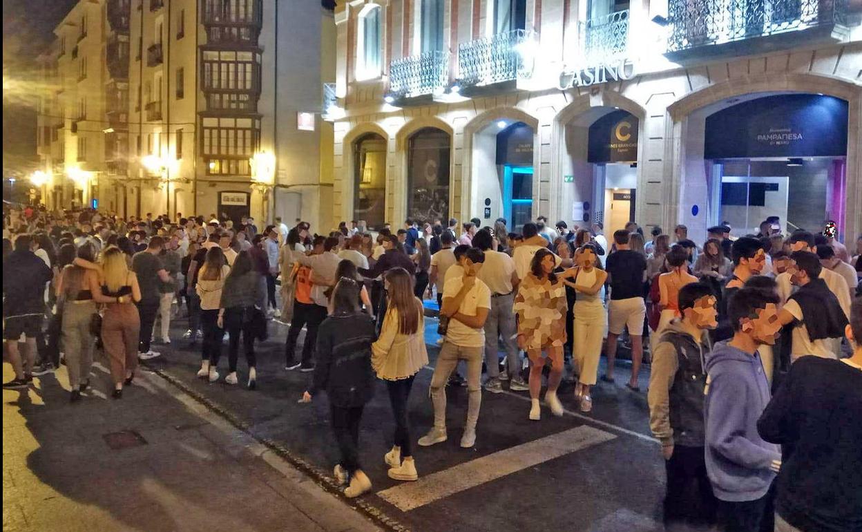 Decenas de jóvenes sin mascarilla, durante una noche de julio en las calles de Logroño