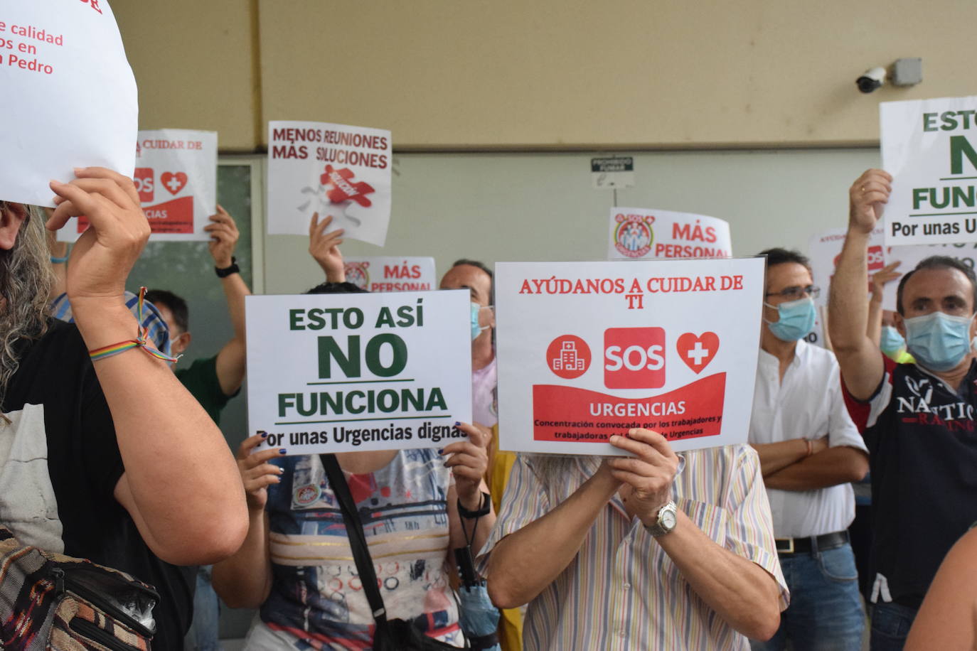 Los sanitarios y trabajadores volvieron a concentrarse este lunes para expresar sus reinvindicaciones