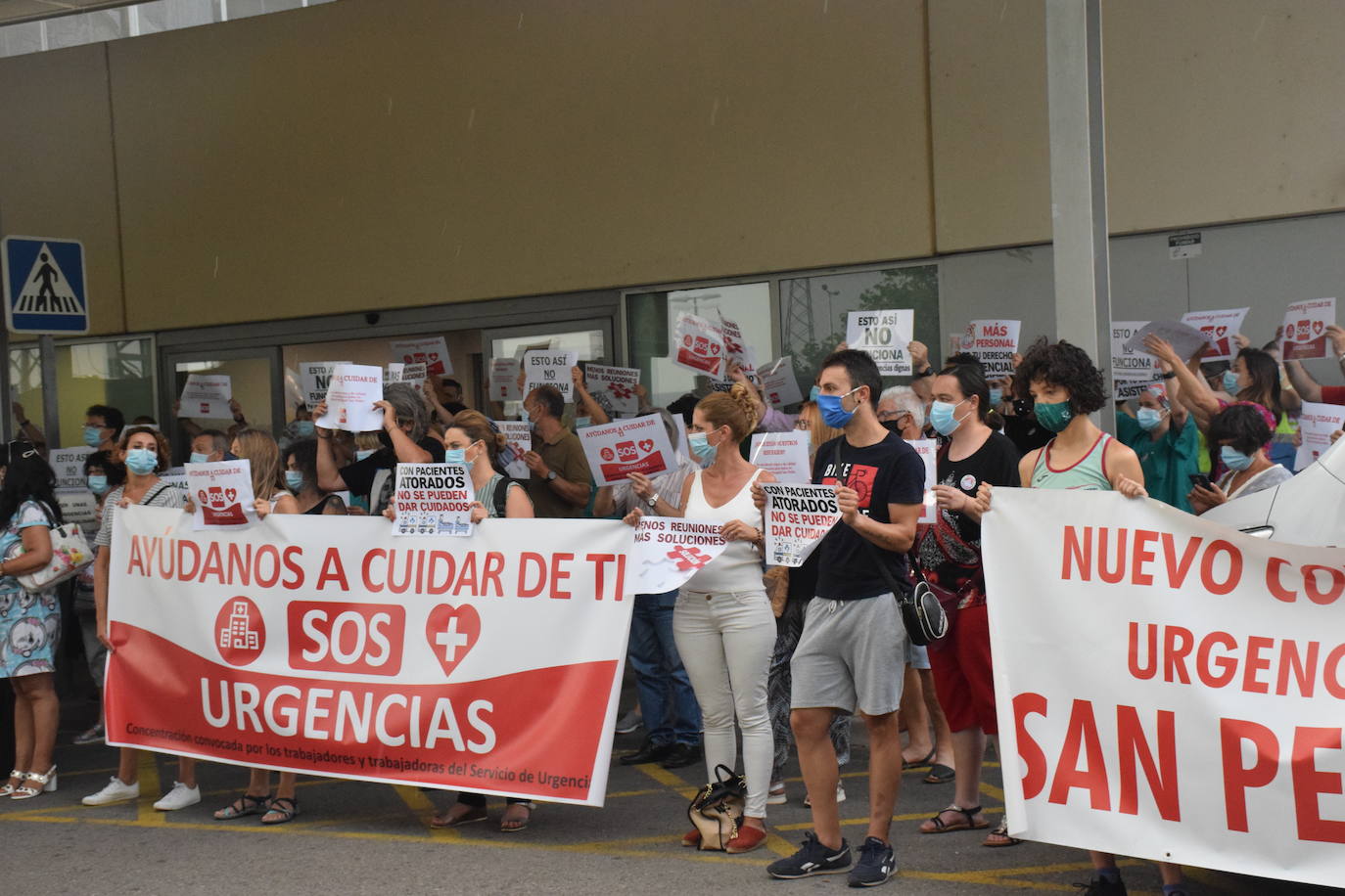 Los sanitarios y trabajadores volvieron a concentrarse este lunes para expresar sus reinvindicaciones