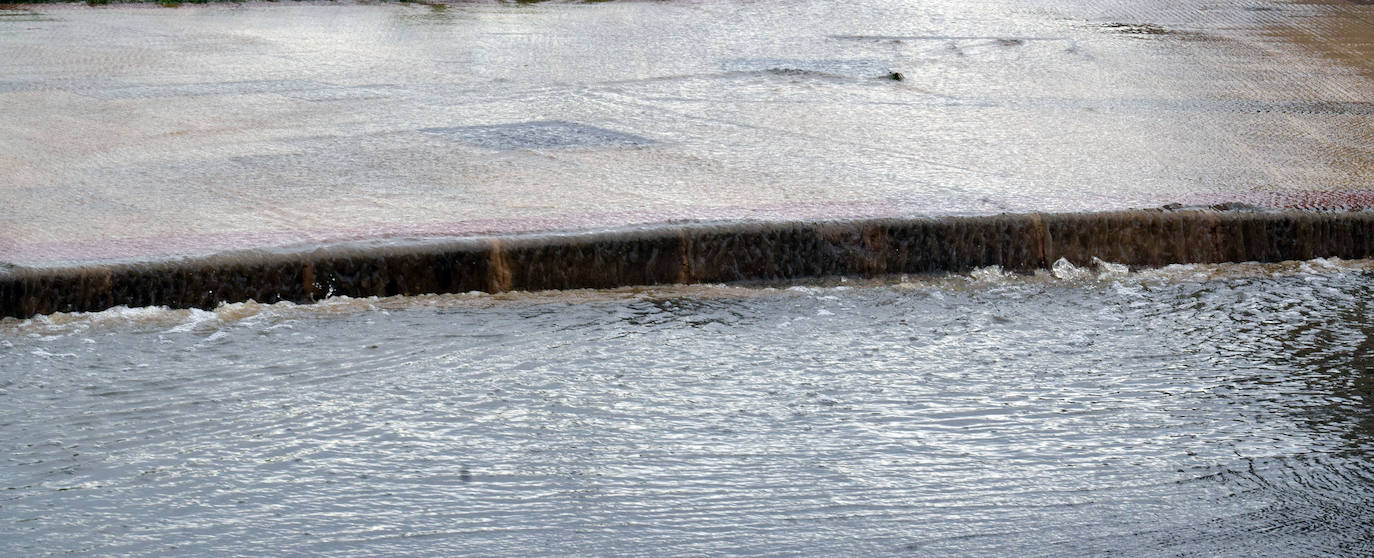 En la capital riojana, hubo lluvia y granizo