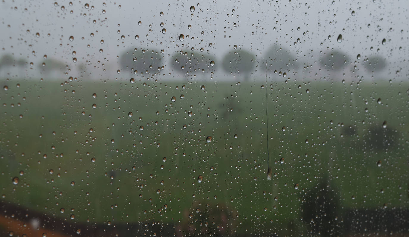 En la capital riojana, hubo lluvia y granizo