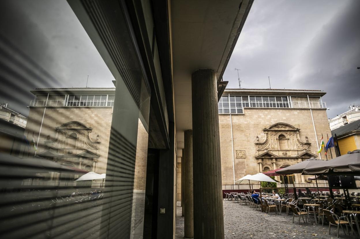 En primer plano, los bajos que se permutarán para ampliar las instalaciones del Parlamento, con la puerta de la sede principal a escasos metros. 