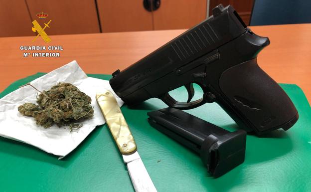 Denunciado en Logroño por llevar en el coche una pistola simulada, una navaja y marihuana