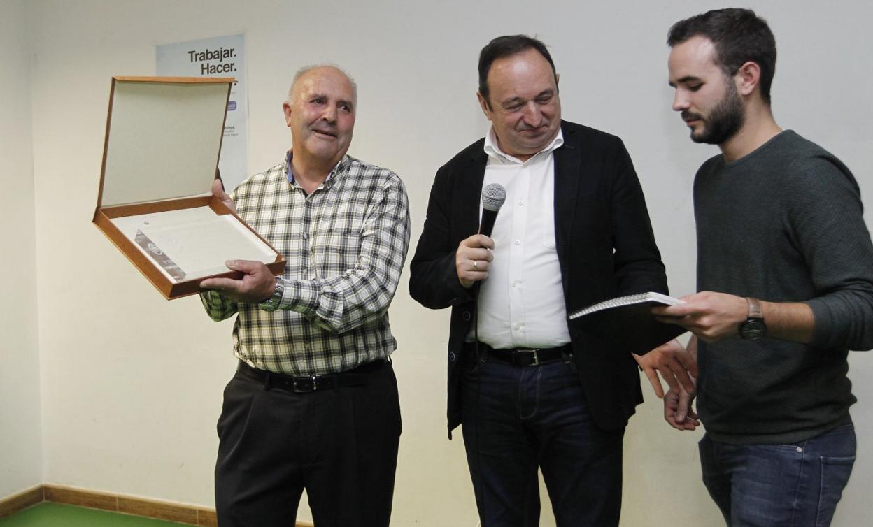 Tomás Santolaya, Pedro Sanz y Rubén Gutiérrez, en un acto de reconocimiento al primero en Villamediana. 