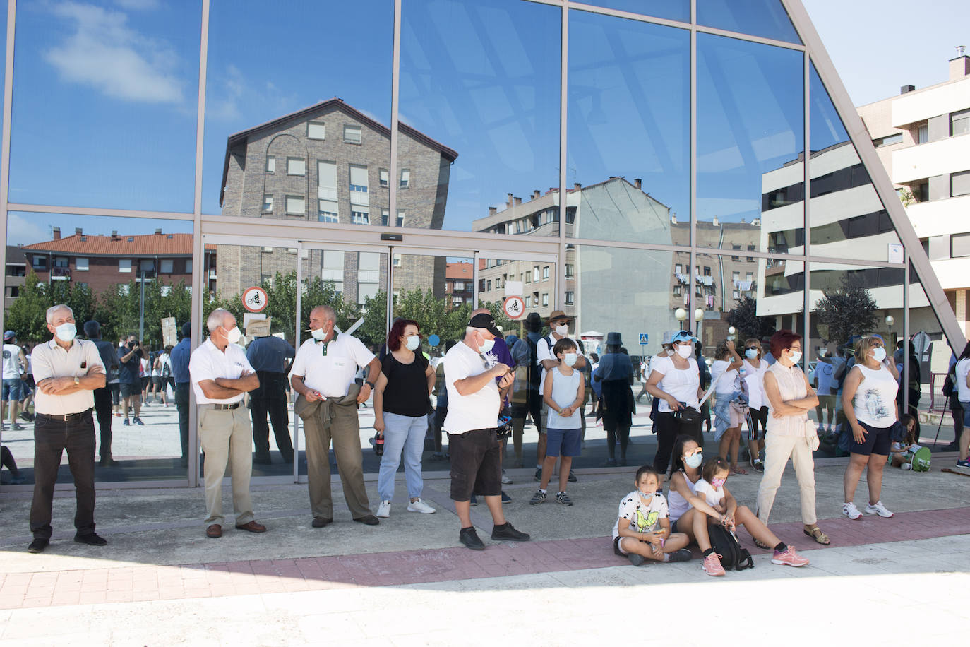 Fotos: Cerca de 300 vecinos protestan por los recortes sanitarios en Santurde, Santurdejo y Pazuengos