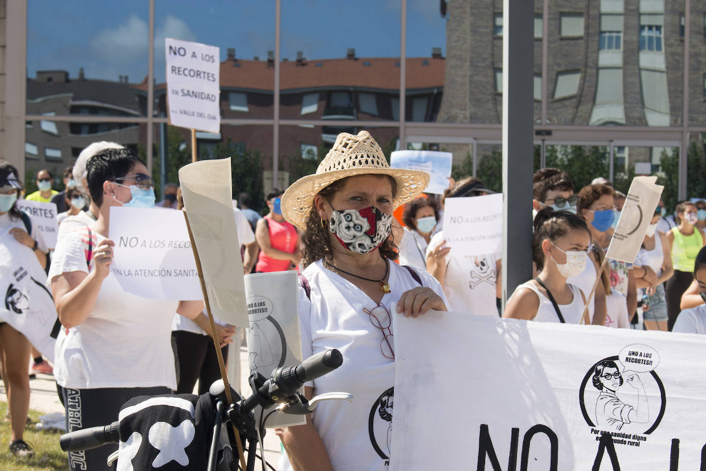 Fotos: Cerca de 300 vecinos protestan por los recortes sanitarios en Santurde, Santurdejo y Pazuengos