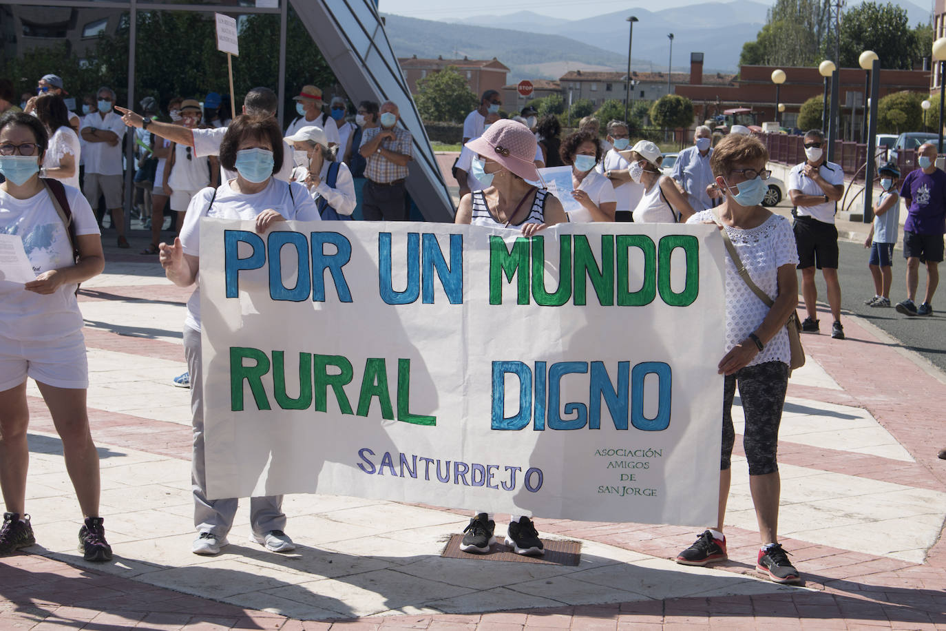 Fotos: Cerca de 300 vecinos protestan por los recortes sanitarios en Santurde, Santurdejo y Pazuengos