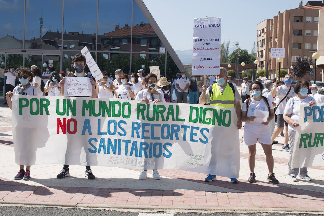 Fotos: Cerca de 300 vecinos protestan por los recortes sanitarios en Santurde, Santurdejo y Pazuengos