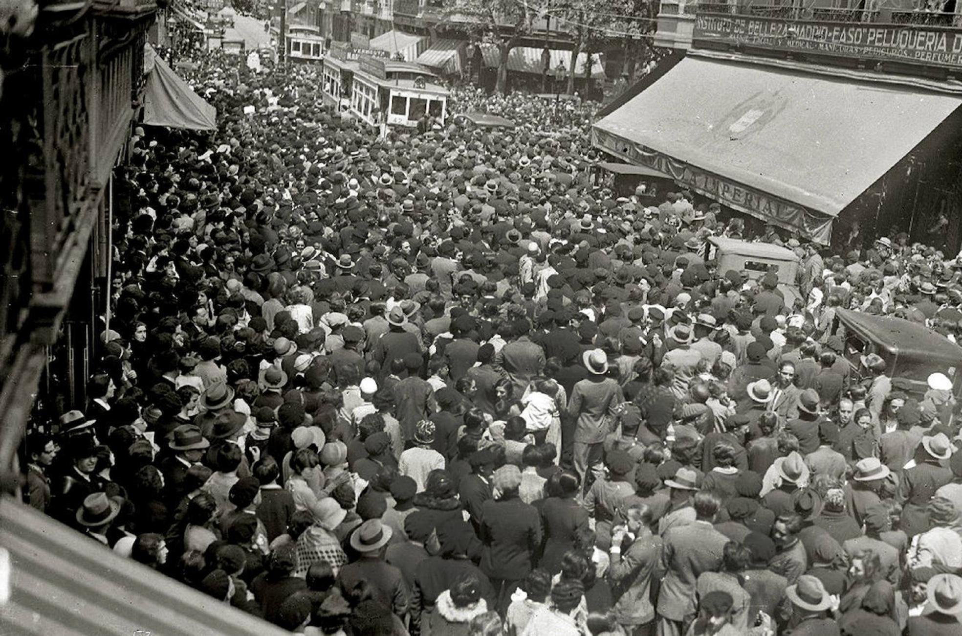 Miles de personas se agolpan en San Sebastián para ver al doctor Fernando Asuero (1929). 