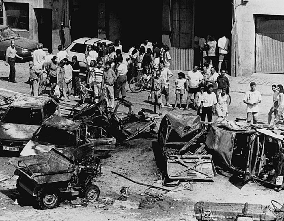 En shock por la explosión, los vecinos salieron a las calles y encontraron un escenario de guerra, con coches ardiendo e innumerables destrozos. 