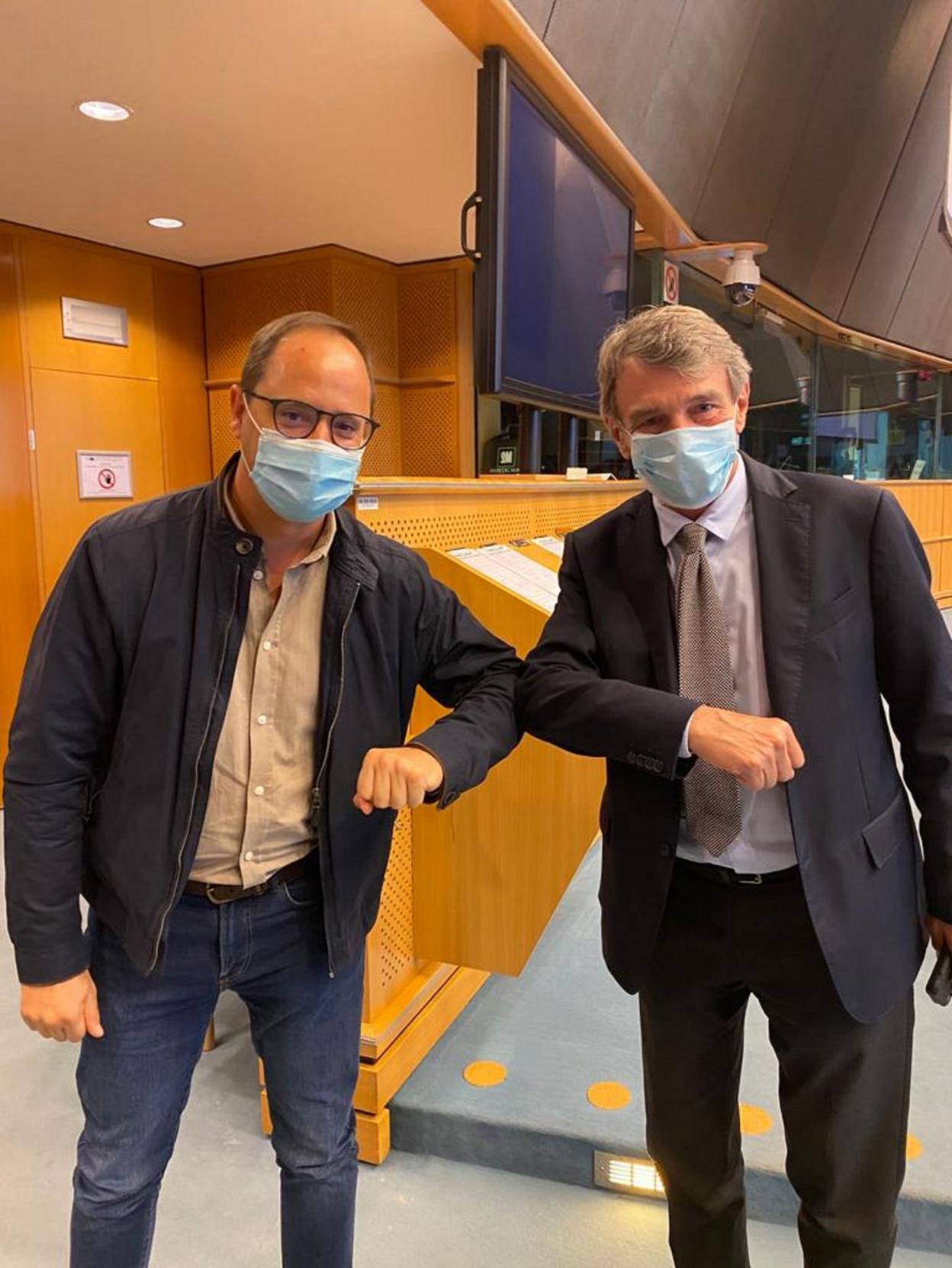 El eurodiputado riojano César Luena, con el presidente del Parlamento Europeo, el italiano David Sassoli. 