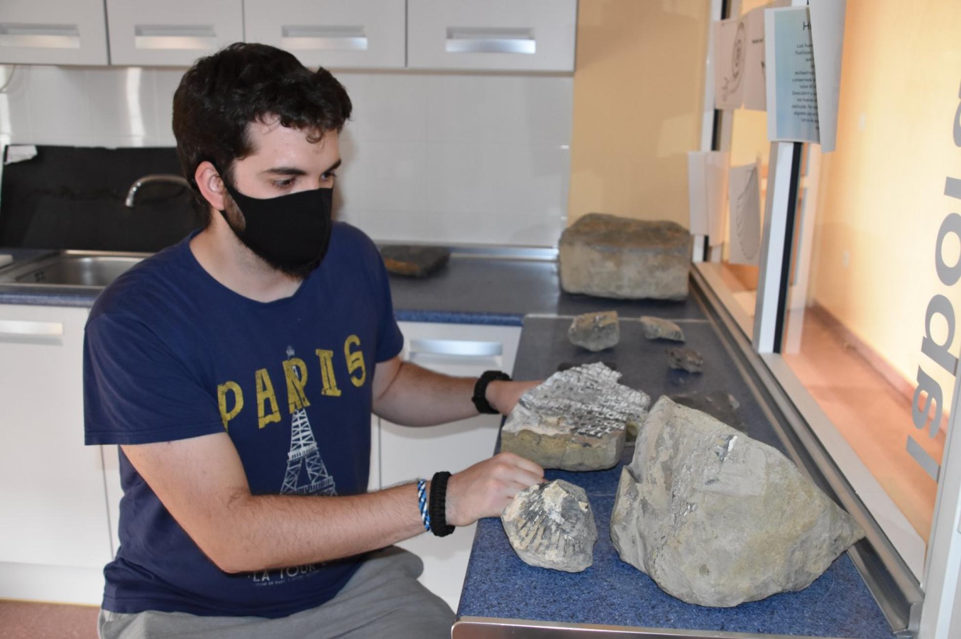 Raúl San Juan, encargado de la catalogación, con material paleontológico en Igea. 