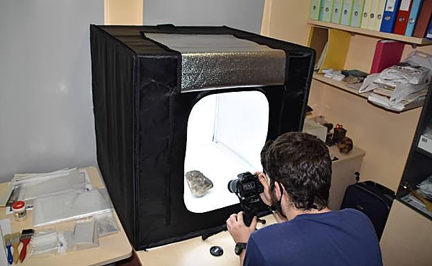 Fotografiando una de las piezas, en una sala del Centro de Interpretación Paleontológica de La Rioja, en Igea. 