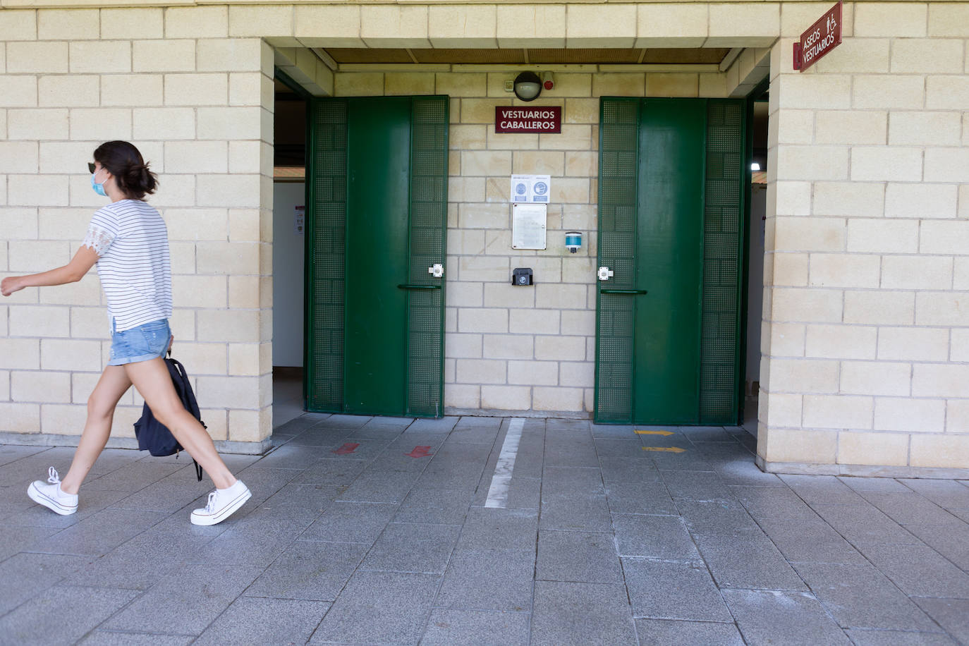 Los socorristas velan por el cumplimiento de las normas en las piscinas en un verano marcado por el coronavirus