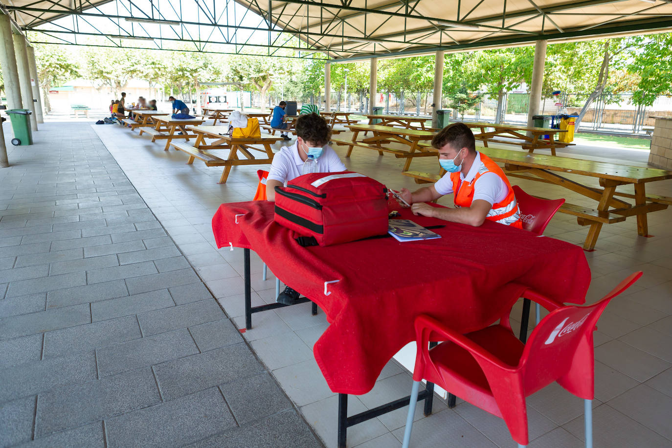 Los socorristas velan por el cumplimiento de las normas en las piscinas en un verano marcado por el coronavirus
