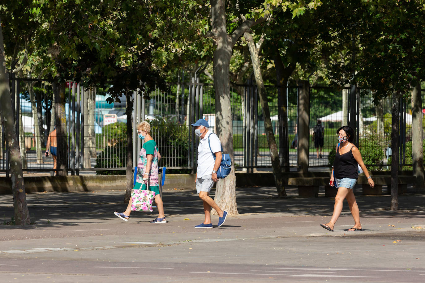 Los socorristas velan por el cumplimiento de las normas en las piscinas en un verano marcado por el coronavirus