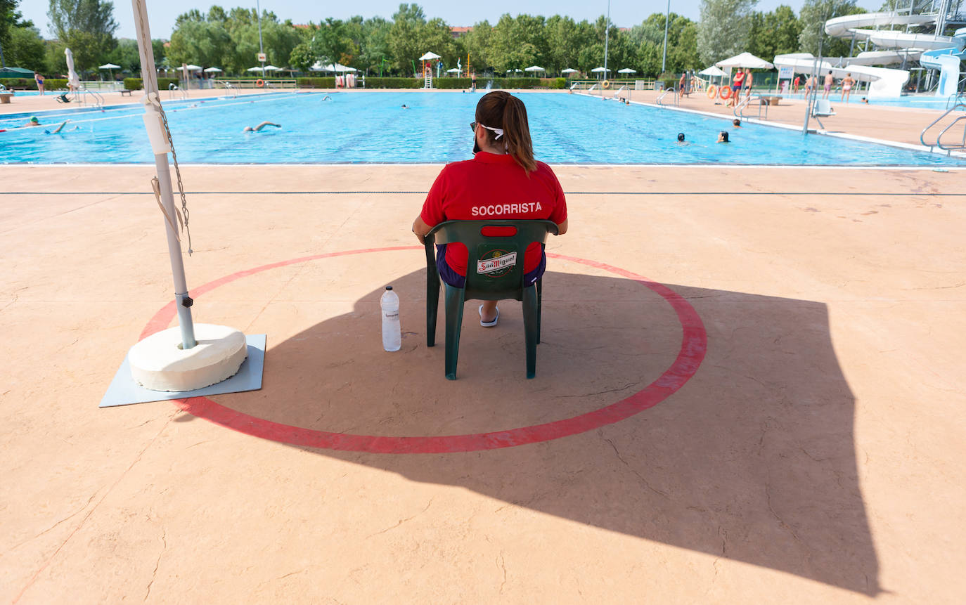 Los socorristas velan por el cumplimiento de las normas en las piscinas en un verano marcado por el coronavirus
