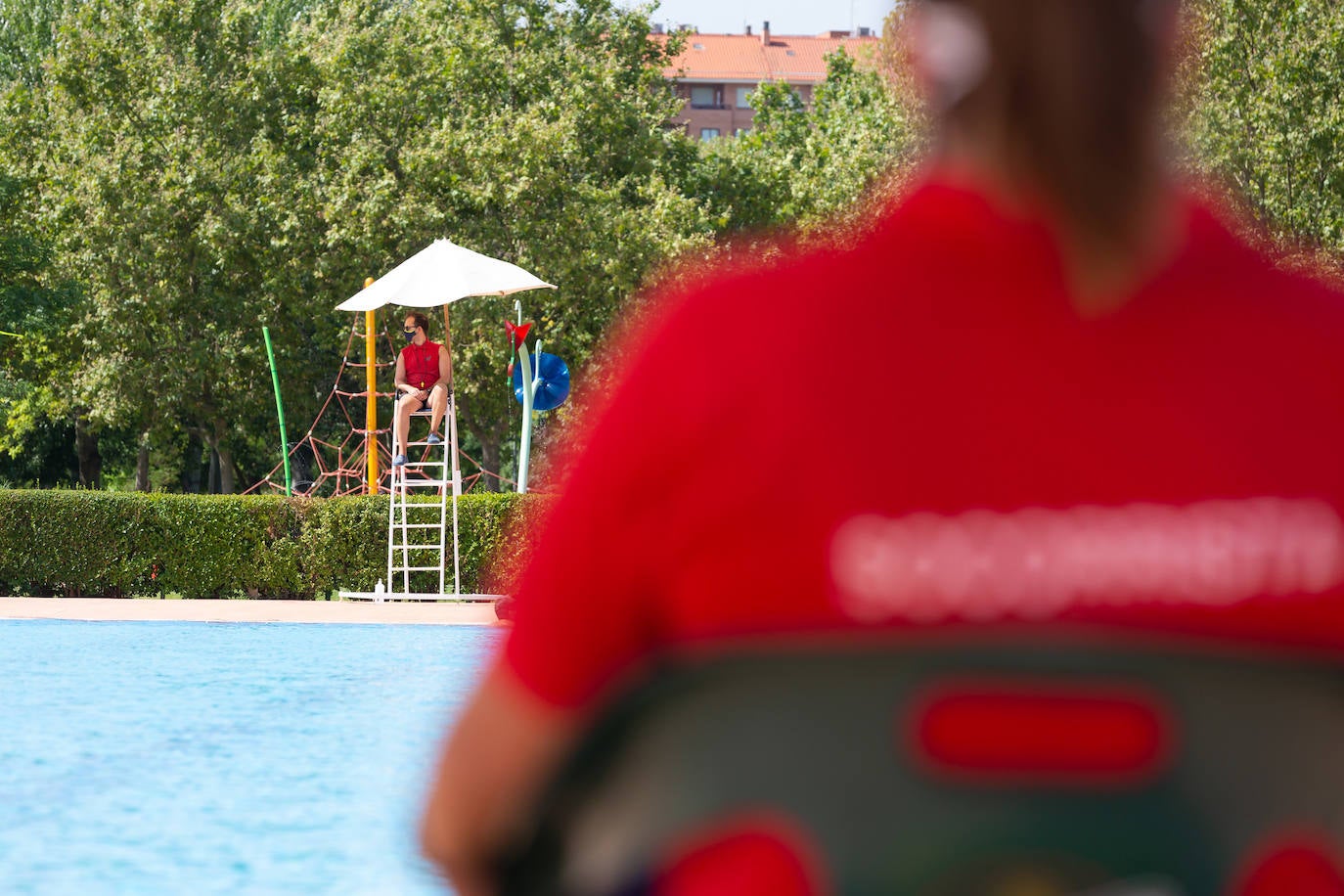 Los socorristas velan por el cumplimiento de las normas en las piscinas en un verano marcado por el coronavirus