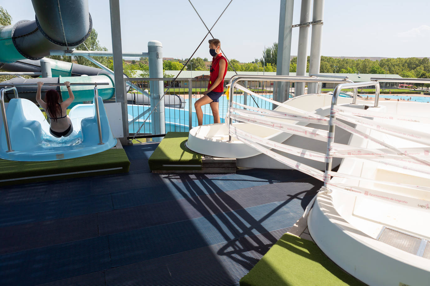 Los socorristas velan por el cumplimiento de las normas en las piscinas en un verano marcado por el coronavirus