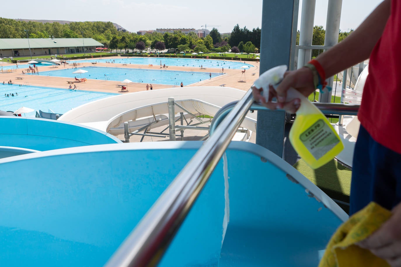 Los socorristas velan por el cumplimiento de las normas en las piscinas en un verano marcado por el coronavirus
