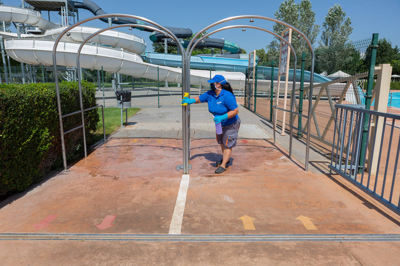 Los socorristas velan por el cumplimiento de las normas en las piscinas en un verano marcado por el coronavirus