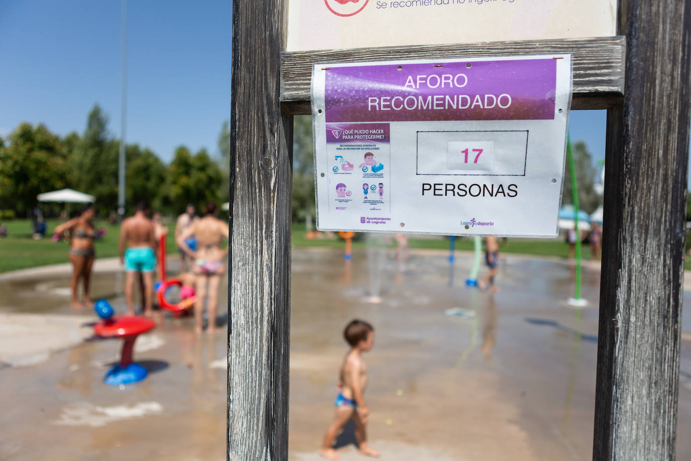 Los socorristas velan por el cumplimiento de las normas en las piscinas en un verano marcado por el coronavirus
