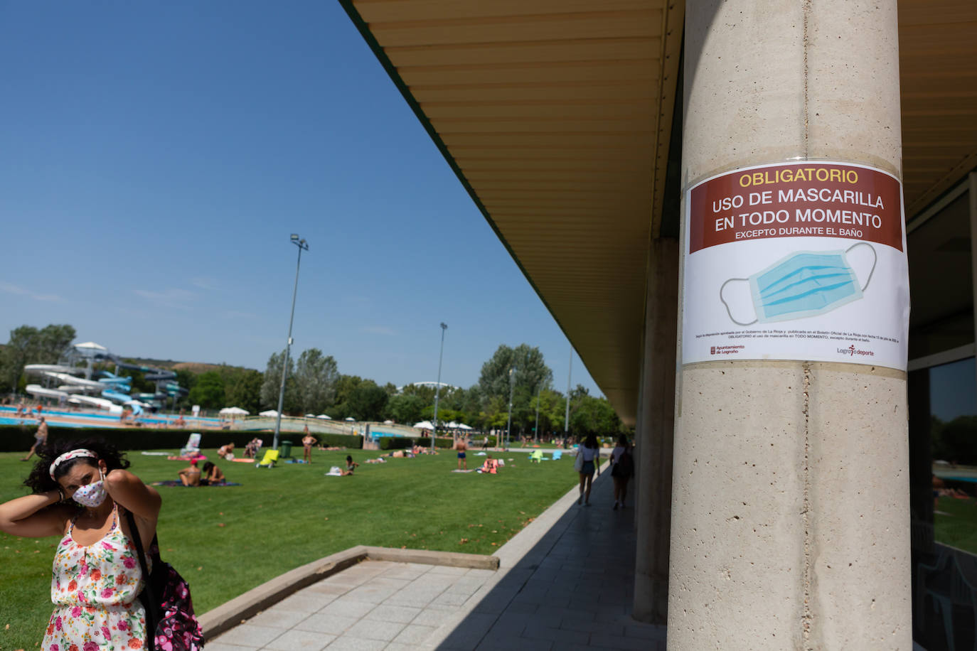 Los socorristas velan por el cumplimiento de las normas en las piscinas en un verano marcado por el coronavirus