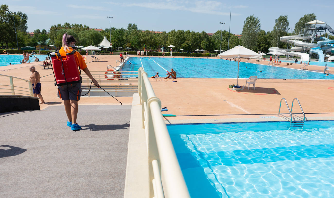 Los socorristas velan por el cumplimiento de las normas en las piscinas en un verano marcado por el coronavirus