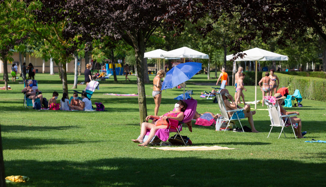 Los socorristas velan por el cumplimiento de las normas en las piscinas en un verano marcado por el coronavirus