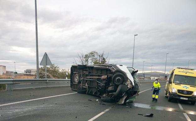 Imagen principal - Dos fallecidos en una colisión entre dos vehículos en la N-232 en Alfaro