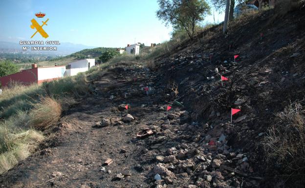 Imagen principal - Investigado un hombre de 29 años por iniciar el incendio de Alberite de julio con la pirotecnia de una boda