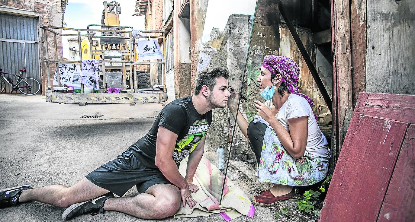 La ilustradora riojana Elena Sanmiguel retratando sobre un cristal a un joven del pueblo